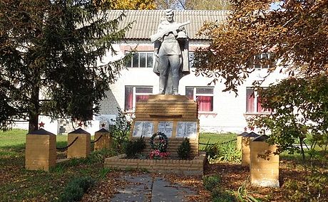 с. Сухиня Бобровицкого р-на. Памятник, установленный в 1970 году воинам-односельчанам, погибшим в годы войны.