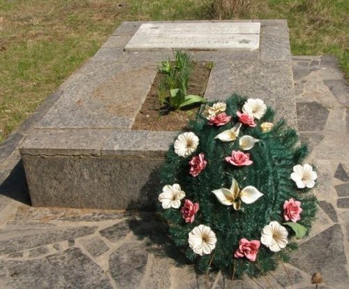 с. Южное Ичнянского р-на. Братская могила 3 воинов, погибших при освобождении села.