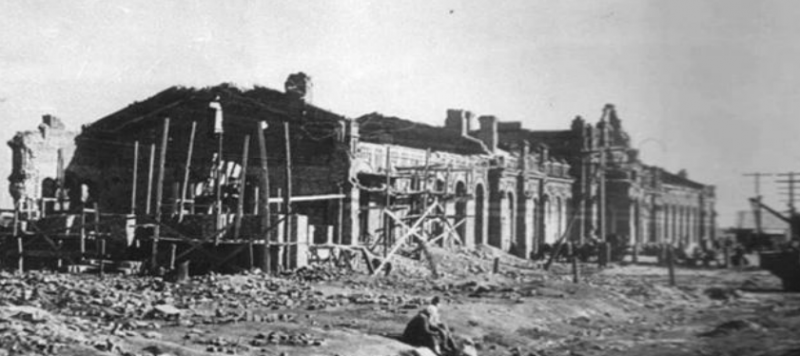 Разрушенное здание железнодорожного вокзала. 1943 г.