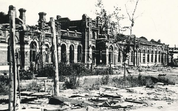 Разрушенное здание железнодорожного вокзала. 1943 г. 
