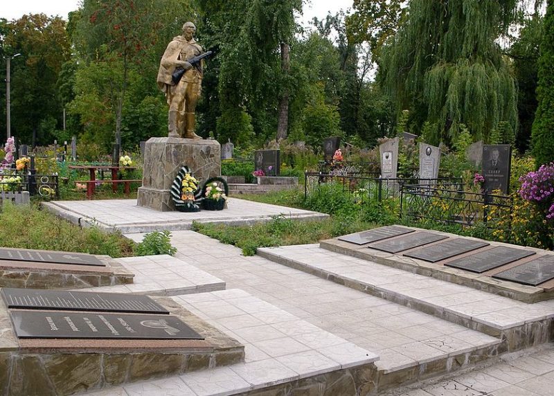 г. Кролевец. Братская могила советских воинов и жертв фашизма на Центральном кладбище.