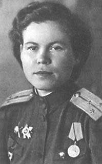 Хорошилова Александра - старший техник эскадрильи по вооружению и комсорг 46-го авиаполка. 1944 г. 