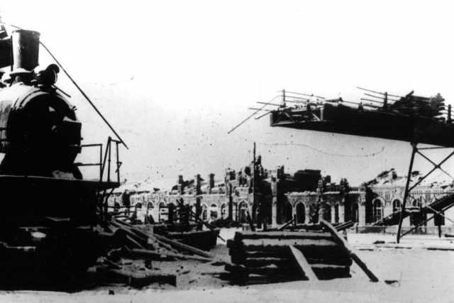 Разрушенное здание железнодорожного вокзала. 1943 г. 