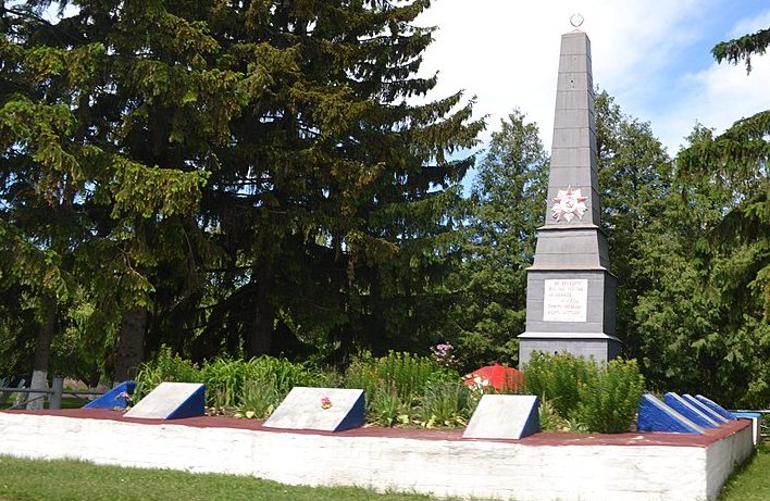 с. Южное Ичнянского р-на. Памятник 233 воинам-односельчанам, погибшим в годы войны.
