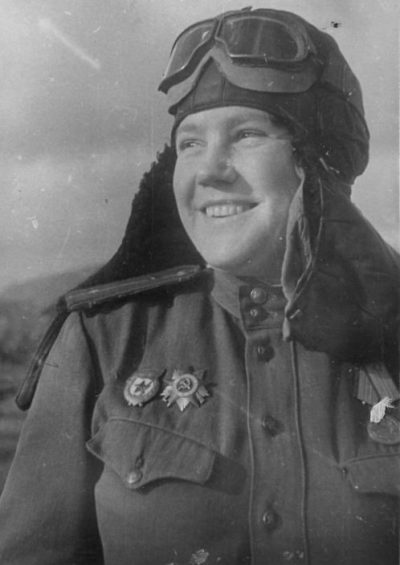 Командир звена 46-го гвардейского ночного бомбардировочного авиационного полка гвардии младший лейтенант Раиса Юшина. 1944 г.