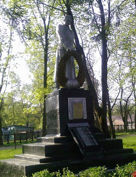 г. Шостка. Памятник, установленный в 1965 году на братской могиле советских воинов.