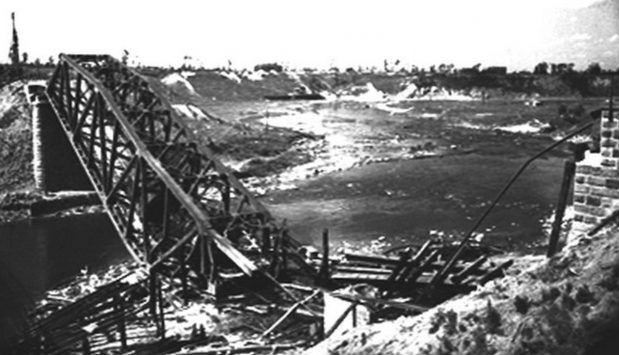 Взорванный мост через реку Ловать. 1943 г. 