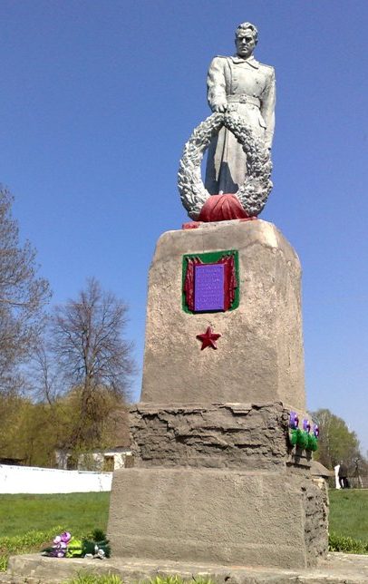 с. Новая Слобода Путивльского р-на. Братская могила советских воинов и партизан.