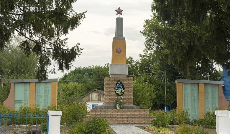 с. Ярославка Бобровицкого р-на. Памятник 757 воинам-односельчанам, погибшим в годы войны.