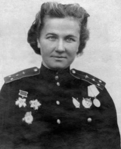Надежда Попова, командир эскадрильи 46-го Гвардейского ночного бомбардировочного авиационного полка, впоследствии Герой Советского Союза. 1944 г.
