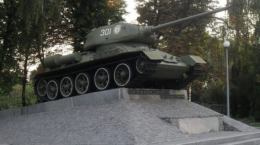 г. Кролевец. Т-34, установленный в честь танкистов, которые освобождали город и памятный знак в честь Героя Советского Союза Виноградова Г.А.