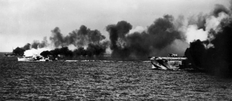 Американский эскортный авианосец USS «Gambier Bay» и корабли эскорта ставят дымовую завесу во время боя у острова Самар. Октябрь 1944 г. 