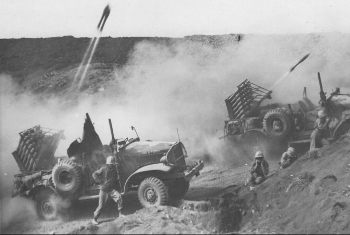 Обстрел японских позиций 110-мм ракетами на острове Иводзима. Февраль 1945 г. 