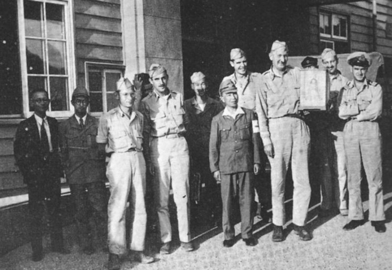 Исследовательская группа Манхэттенского проекта в Нагасаки. Октябрь 1945 г.