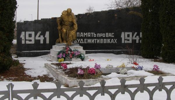 с. Карыльское Коропского р-на. Памятник, установленный в 1961 году на братской могиле воинов, погибших при освобождении села. 