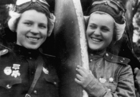 Женя Руднева и Дина Никулина. 1944 г. 