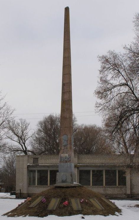 с. Карыльское Коропского р-на. Памятник погибшим односельчанам, установленный в 1975 году. 
