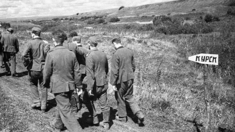 Солдаты Вермахта, плененные во время боев на Курской дуге. 1943 г. 