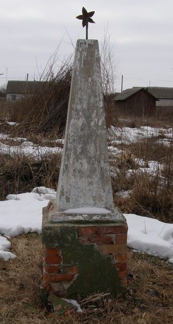 с. Карыльское Коропского р-на. Братская могила мирных жителей на сельском кладбище.