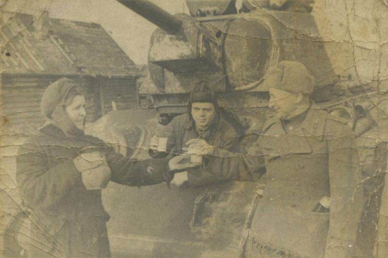 Танкистов встречает жительница города Дно. Февраль 1944 г.