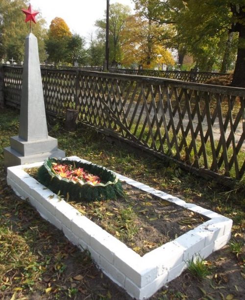 п. Короп. Братская могила 29 советских воинов, в т.ч 6 неизвестных, умерших от ран в военном госпитале и погибших при освобождении поселка в сентябре 1943г.