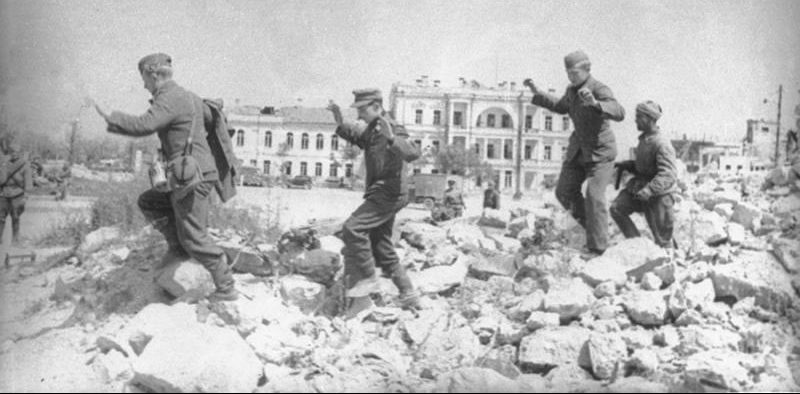 Немецкие солдаты сдаются в плен в Севастополе. 1944 г. 