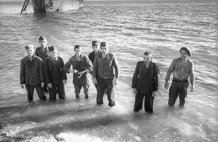 Немецкие солдаты сдаются в плен в Севастополе. 1944 г. 