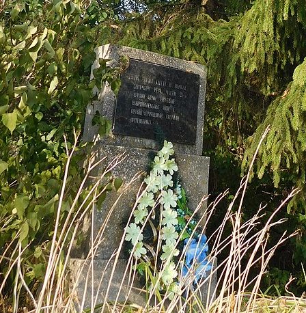 с. Воловица Борзнянского р-на. Памятный знак на месте оборонительных боев, установленный в 1989 году.