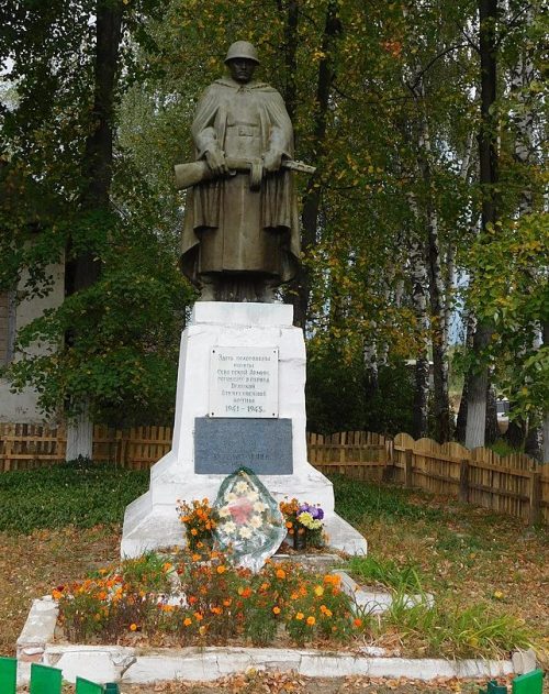 с. Галайбино Борзнянского р-на. Братская могила 3 советских воинов, погибших в сентябре 1943 года при освобождении села.