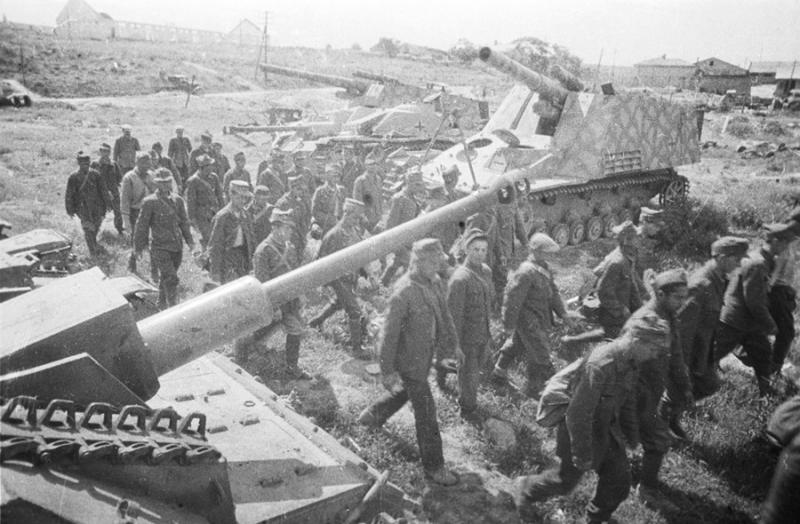 Немецкие военнопленные, захваченные под Севастополем, конвоируются в тыл. 1944 г. 