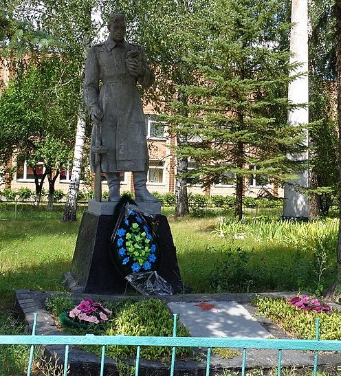 с. Головеньки Борзнянского р-на. Памятник, установленный на братской могиле, в которой похоронено 14 советских воинов, погибших в сентябре 1943 года при освобождении села.