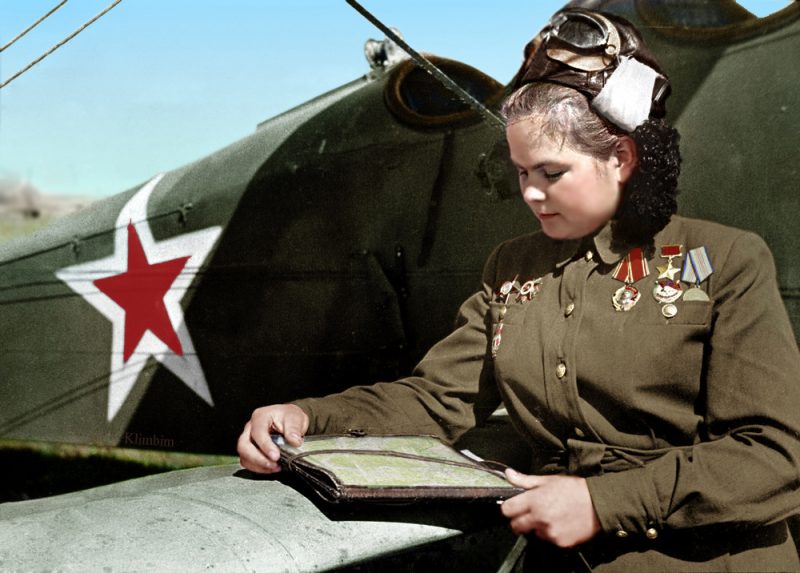 Герой Советского Союза Екатерина Рябова у самолета По-2. 1945 г.