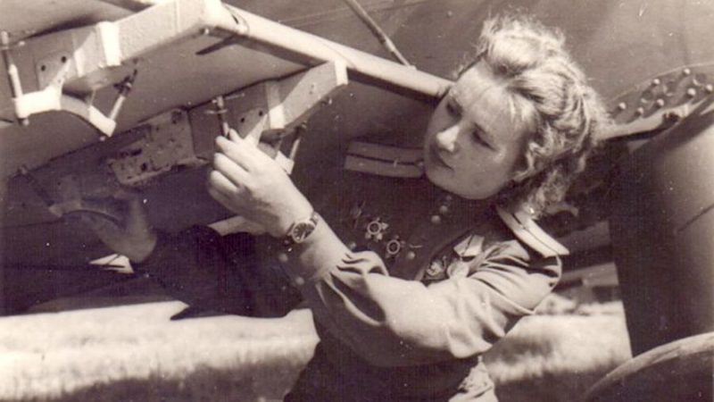 Штурман 46-го ночного бомбардировочного авиаполка Александра Акимова. 1944 г.