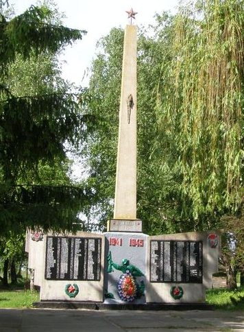 с. Кинашевка Борзнянского р-на. Памятный знак погибшим односельчанам, установленный в 1970 году.