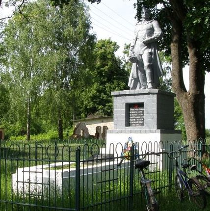 с. Кинашевка Борзнянского р-на. Памятник у сельской школы, установленный в 1955 году на братской могиле, в которой похоронено 7 советских воинов, погибших при освобождении села.