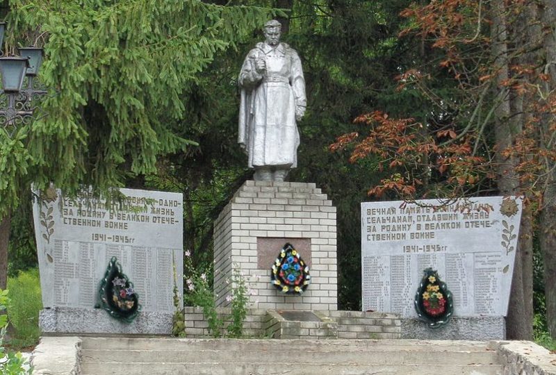 с. Криски Коропского р-на. Братская могила 26 советских воинов, погибших при освобождении села в сентябре 1943 года и памятный знак 130 воинам-односельчанам, погибшим в годы войны.