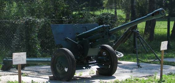 Партизанская артиллерия на выставке оружия. 