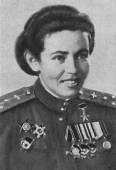 Начальник связи 46-го авиаполка, старший лейтенант, Герой Советского Союза Полина Гельман.1945 г.