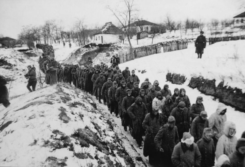 Колонна немецких солдат, взятых в плен в ходе Корсунь-Шевченковской наступательной операции. 1944 г.