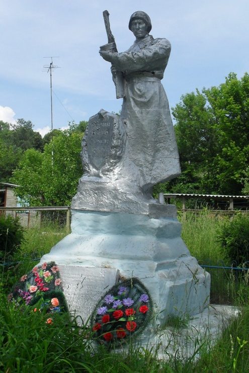 с. Мезин Коропского р-на. Памятник, установленный на братской могиле, в которой похоронено 22 советских воина, павших при освобождении села. 