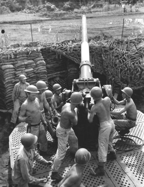 3-дюймовая зенитная установка М3 во время штурма Окинавы. Июнь 1945 г.