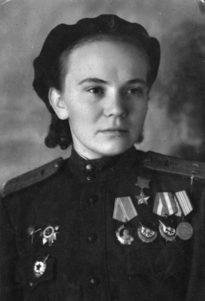 Герой Советского Союза командир звена 46-го гвардейского ночного бомбардировочного авиаполка гвардии лейтенант Нина Ульяненко. 1945 г.