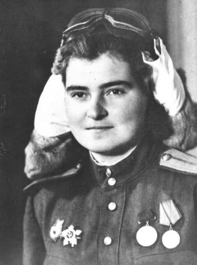 Штурман самолета 46-го гвардейского ночного бомбардировочного авиационного полка гвардии лейтенант Александра Попова. 1945 г.