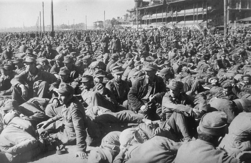 Немецкие военнопленные на сборном пункте на московском ипподроме перед маршем по Москве. 1944 г. 