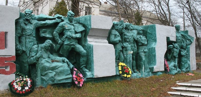 Скульптурная группа на мемориале.