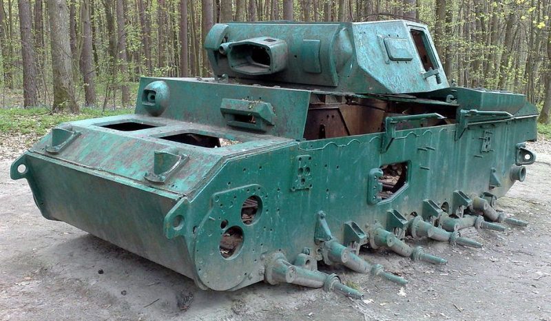 Остатки немецкого танка - трофея партизан.