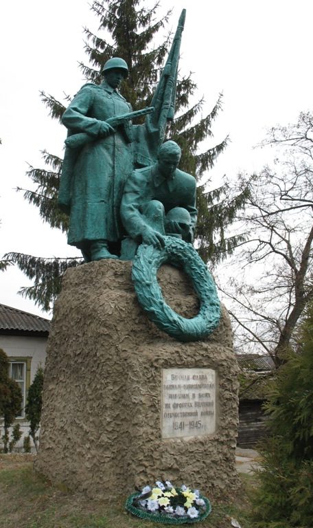 Памятник на братской могиле 29 воинов.