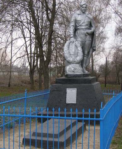 с. Красносельское Борзнянского р-на. Памятник, установленный на братской могиле, в которой похоронено 148 советских воинов, в т.ч. 139 неизвестных, погибших при освобождении села.