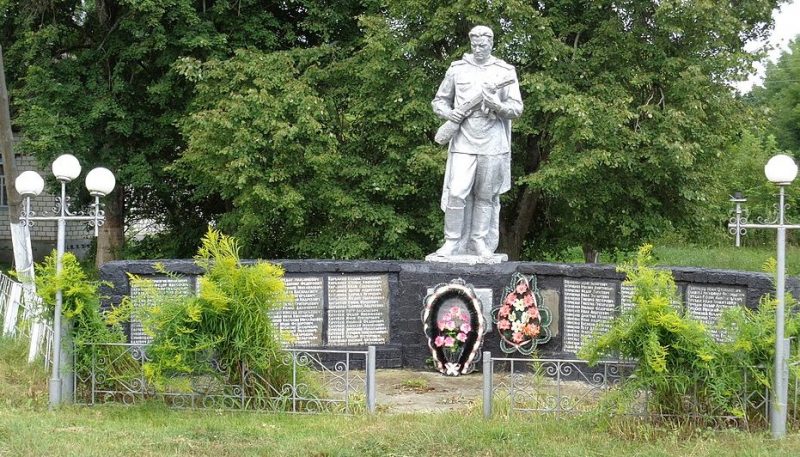 с. Разлеты Коропского р-на. Братская могила 123 советских воинов, погибших при освобождении села в сентябре 1943 года.