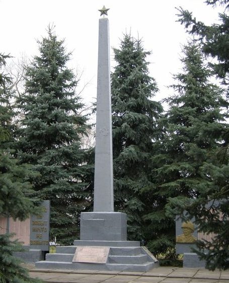 с. Красносельское Борзнянского р-на. Памятник, установленный в 1967 году в честь погибших односельчан.